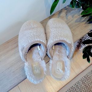 UGG Fluffete slipper Size 10